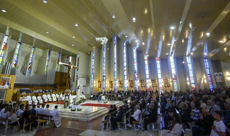 Misa u crkvi sv. Križa u Sigetu povodom odlaska branitelja na hodočašće u Lourdes, arhivska fotografija