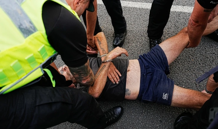 Britanska policija uhitila oko 150 ljudi