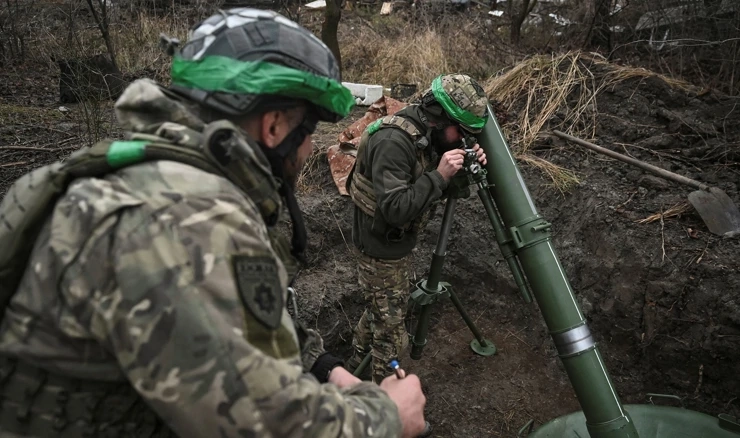 Ukrajinski minobacački tim priprema se za paljbu