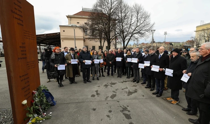 Gradonačelnik Tomašević položio cvijeće na Spomenik žrtvama holokausta