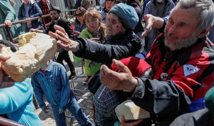 Civili iz Mariupolja primaju humanitarnu pomoć, arhiva