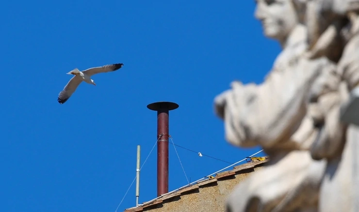 Dimni signali za konklave spremni: Vatikan postavio dimnjak iznad Sikstinske kapele