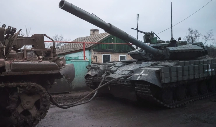 Vuča tenka u blizini ukrajinskog grada Bakhmuta