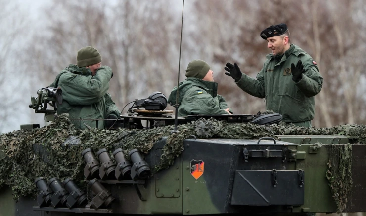 Poljski instruktori i ukrajinski vojnici treniraju na tenkovima Leopard 2 u Swietoszowu