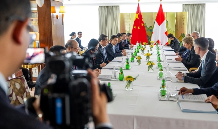 Predstavnici kineske delegacije sa švicarskim diplomatima