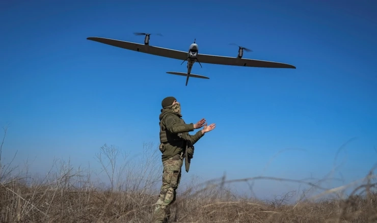 Ukrajinski vojnik i dron