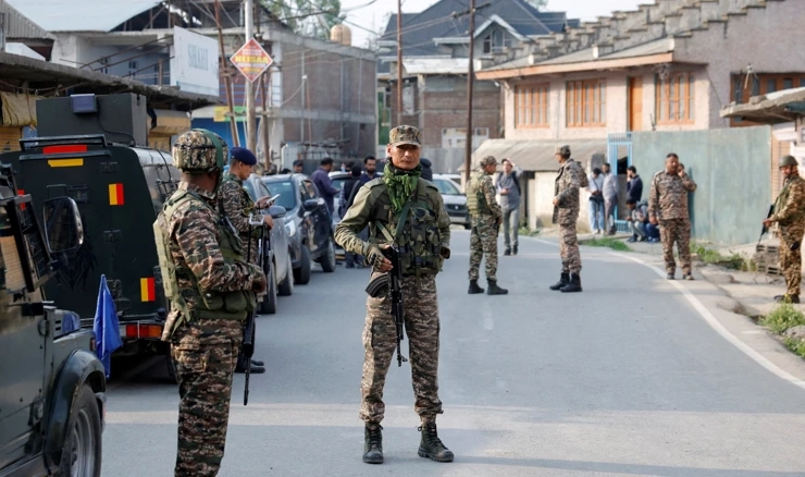 Pripadnici indijskih snaga sigurnosti u mjestu Wuyan, u okrugu Pulwama, dijelu Kašmira pod upravom Indije