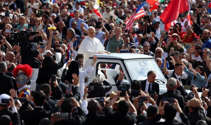 Papa Lava XIV. provozao se papamobilom po Trgu sv. Petra
