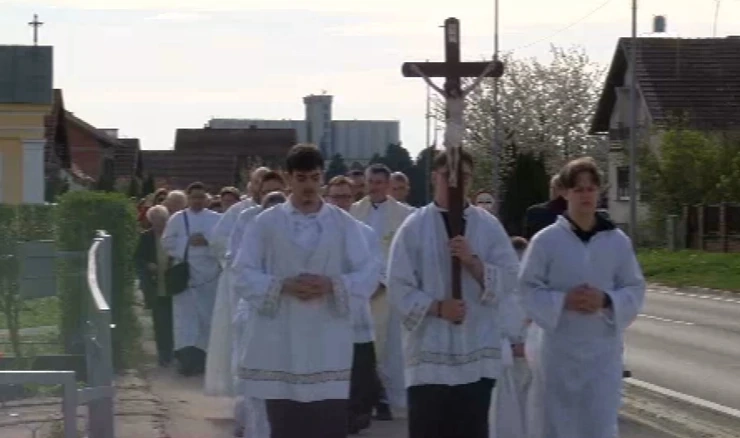 Stotine vjernika u Koprivnici na tradicionalnoj uskrsnoj procesiji - HRT
